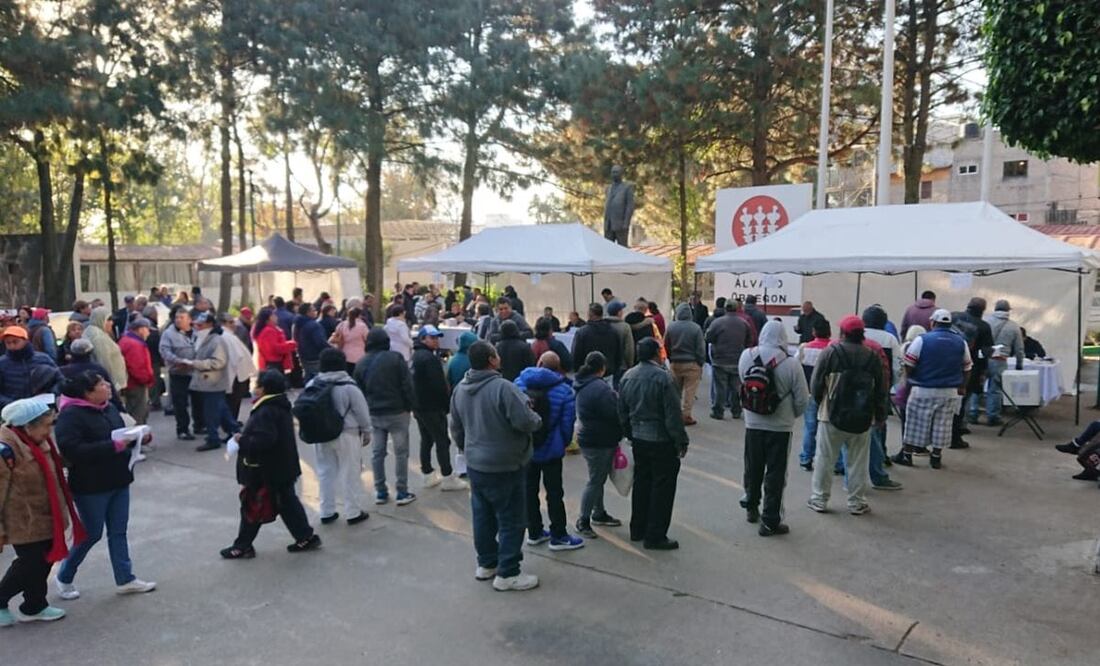 Los miembros del Sindicato acudieron este jueves 9 de enero a emitir su voto en las casillas instaladas en la alcaldía Álvaro Obregón. Foto: Héctor Cruz. EL UNIVERSAL