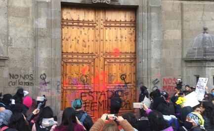 Protestan encapuchadas y familiares de víctimas de feminicidio afuera de Palacio Nacional