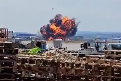 Se estrella avión de la Fuerza Aérea Española durante una exhibición