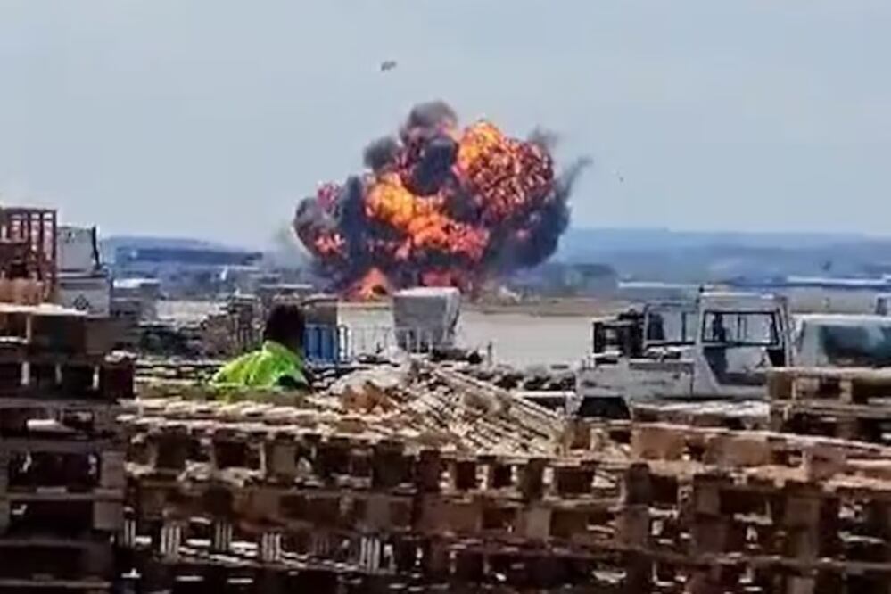 Una nave F-18 sufrió un desperfecto técnico esta mañana en la ciudad de Zaragoza. Foto: Twitter