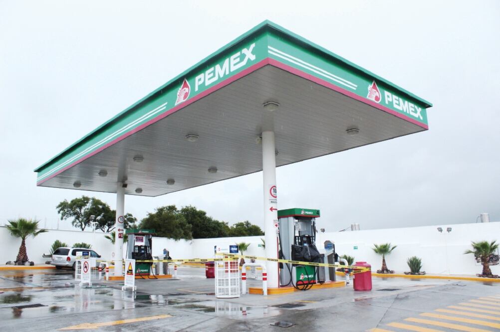 Las autoridades señalan al ex edil Eduardo Rivera como el responsable de otorgar los permisos de las tres gasolineras clausuradas a El Cachetes (OMAR CONTRERAS. EL UNIVERSAL)