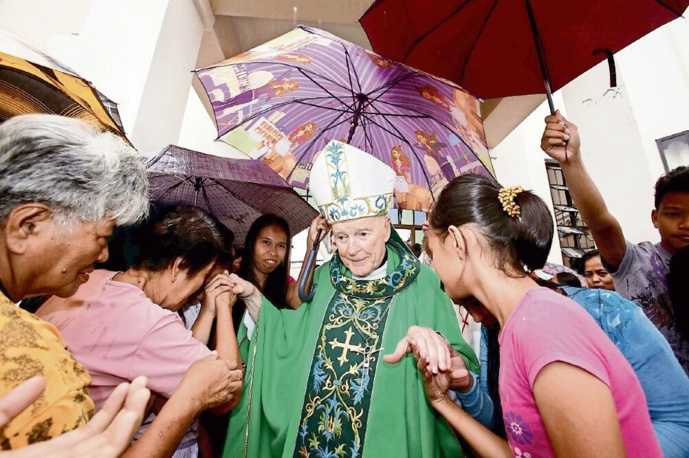 El entonces cardenal Theodore E. McCarrick, durante una visita a Taclobán, Filipinas, en 2013. (ARCHIVO. REUTERS)
