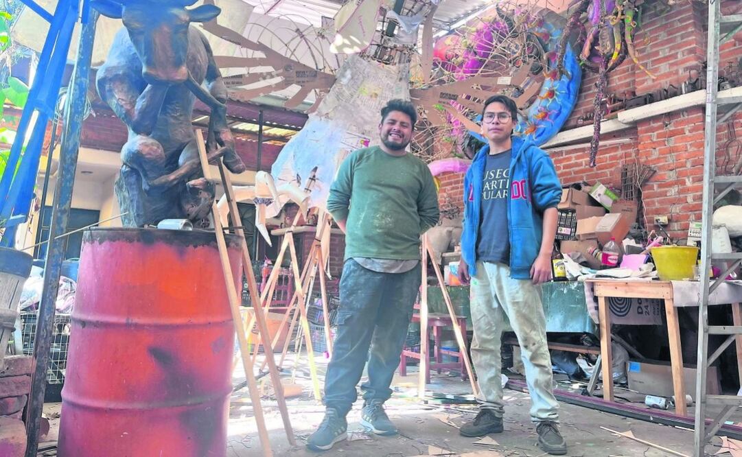 El “pollobrije” que elaboran dos jóvenes artesanos mide 3.10 metros de altura y está hecho de carrizo. Foto: Arturo Contreras | El Universal