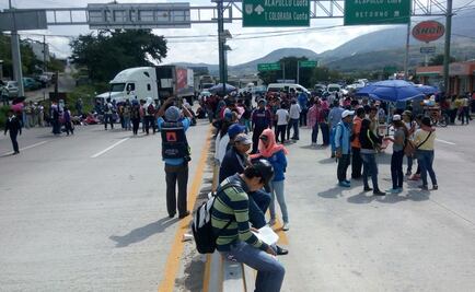 Normalistas bloquean Autopista del Sol