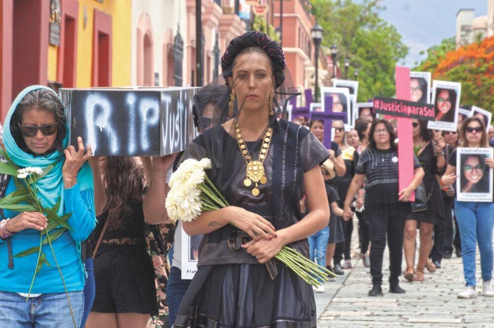 Decenas de personas empuñaron cruces de madera y marcharon del Templo de Santo Domingo de Guzmán al zócalo a un año del asesinato de María del Sol. Foto: EDWIN HERNÉNDEZ. EL UNIVERSAL