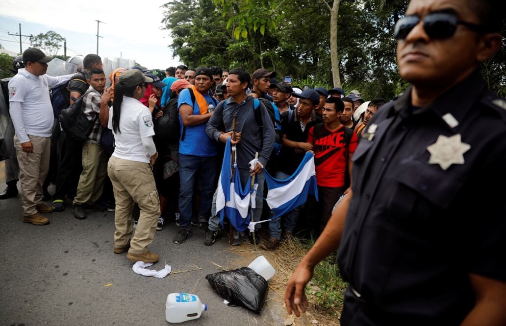 Agentes del Instituto Nacional de Migración (INM) y la Policía Federal (PF) detuvieron a poco más de 509 migrantes salvadoreños de la sexta caravana, que ingresaron de forma irregular por el río Suchiate. 