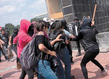 Vandalizan Rectoría, a un año de ataque porril
