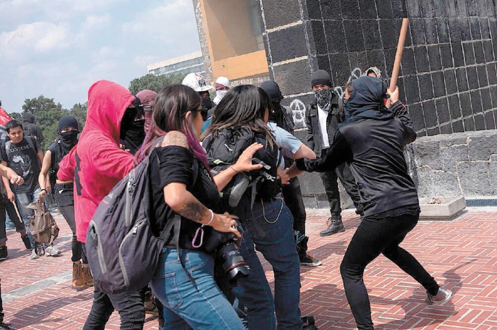 Alrededor de las 16:00 horas, un grupo de 60 personas que participaban en la marcha y que llevaban los rostros cubiertos ingresaron a la explanada de la Torre de Rectoría, donde vandalizaron instalaciones y agredieron a personas. Fotos: GERARDO LUNA