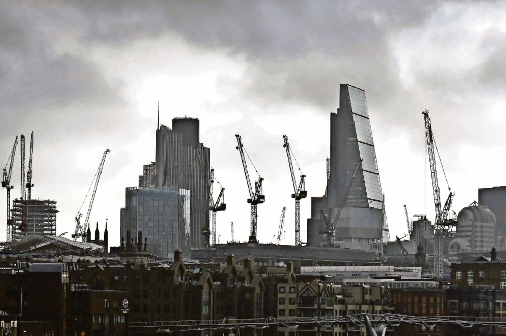 El declive en Gran Bretaña es consistente con una economía que se contraería 0.4% durante el tercer trimestre (ANDY RAIN. EFE)