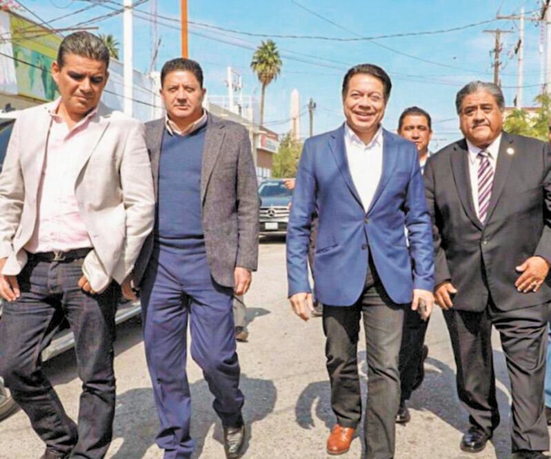 Mario Delgado (segundo de der. a izq.) acudió ayer al Primer Informe que presentaron los legisladores de Morena en Coahuila. Foto/TOMADA DE TWITTER