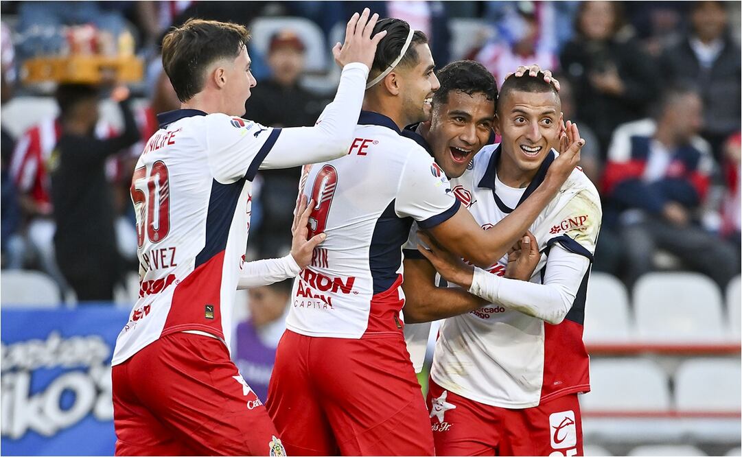 Chivas celebra un gol en el estadio Hidalgo. FOTO: IMAGO7