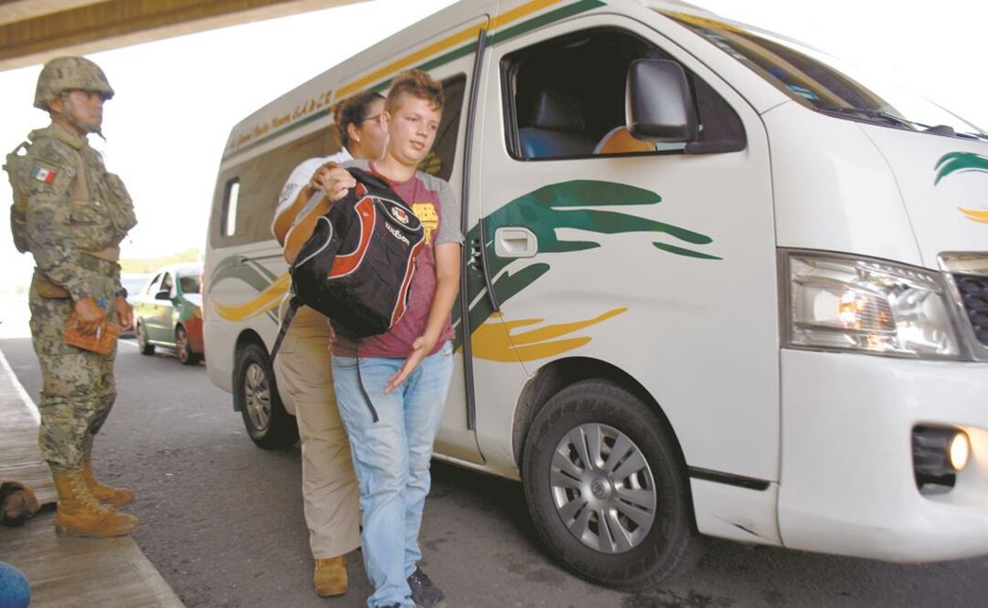 Elementos de la Guardia Nacional y policía local realizan revisiones en unidades del transporte público en Tapachula, Chiapas, para identificar a personas indocumentadas en el país. JACOB GARCÍA. EL UNIVERSAL