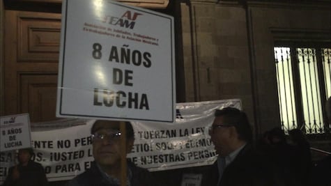 Extrabajadores de Mexicana de Aviación bloquean acceso a Palacio Nacional