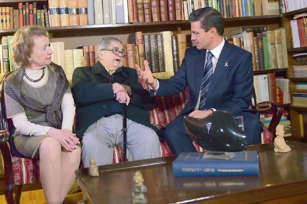 La lingüista Ascensión Hernández Triviño y su esposo, el historiador Miguel León-Portilla, recibieron en su casa de Coyoacán al presidente Enrique Peña Nieto (LUCÍA GODÍNEZ. EL UNIVERSAL)