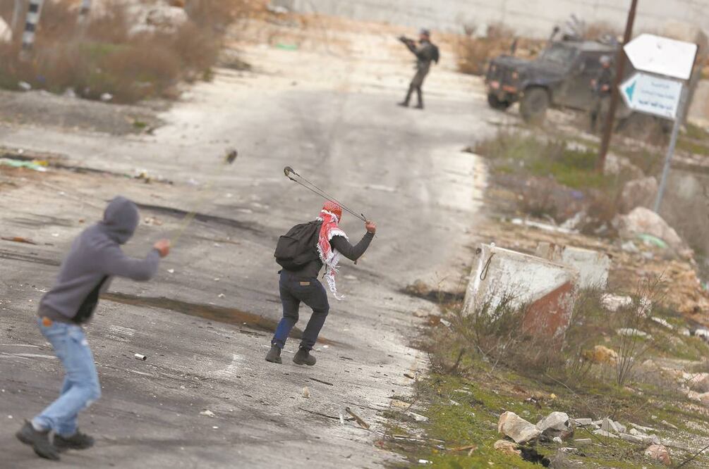 Palestinos se enfrentaron ayer contra las fuerzas de seguridad de Israel. Foto: MAJDI MOHAMMED. AP