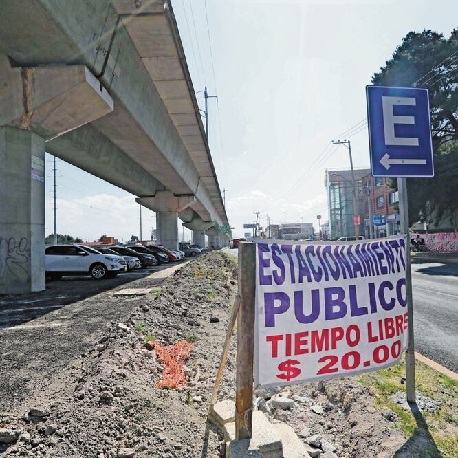 En funcionamiento. En el cruce de Comonfort con Las Torres, fue acondicionado un predio con aproximadamente 40 cajones para estacionarse. JORGE ALVARADO. EL UNIVERSAL
