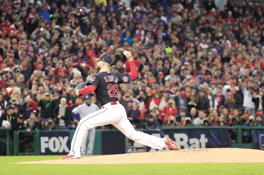 Corey Kluber se apuntó el triunfo; trabajó seis episodios en los que permitió cuatro imparables y ponchó a nueve enemigos (TANNEN MAURY. EFE)