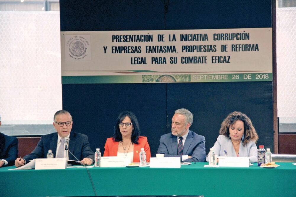 Ayer se realizó el foro Corrupción y Empresas Fantasma, en el que participó la procuradora de la Defensa del Contribuyente, Diana Bernal (der.) Foto: CORTESÍA