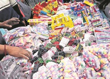 Aseguran 35 mil cohetes en mercado de Michoacán