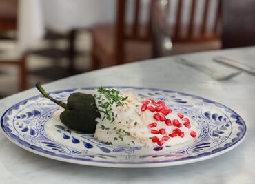 Presentan la temporada de chiles en nogada en los restaurantes de El Palacio de Hierro