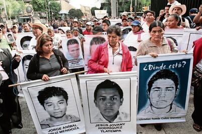 Van padres de los 43 a San Lázaro