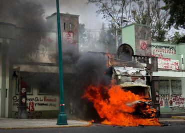 Caso Ayotzinapa: Sheinbaum se posiciona sobre quema de camión en Campo Militar 1; “no vamos a caer en provocación"