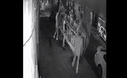Video. Jóvenes roban objetos de un altar de muertos en la colonia Portales