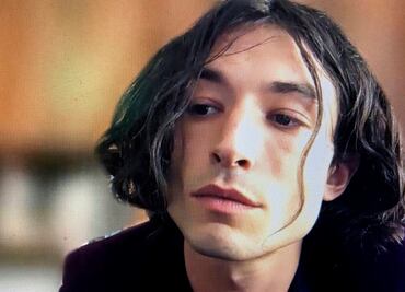 Arrestan de nuevo a Ezra Miller en Hawai; arroja silla en fiesta y golpea a mujer