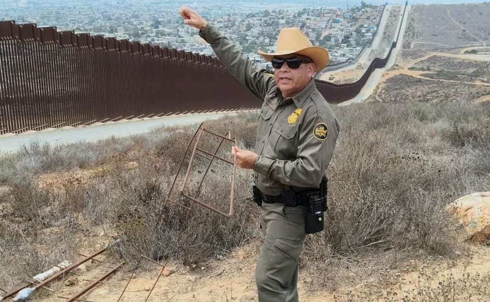 Podridas, con ganchos y cinta de aislar, así son las escaleras para cruzar migrantes en la frontera de México y EU (29/08/2026). Foto: Eduardo Dina / EL UNIVERSAL