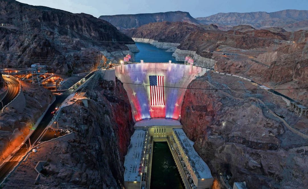 Una bandera de EU cuelga sobre la presa Hoover, en el Área Recreativa Nacional del Lago Mead, Nevada. Foto: Ethan Miller / GETTY IMAGES NORTH AMERICA / AFP