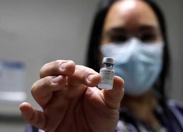 Pfizer evaluará si es necesaria una cuarta dosis para combatir a ómicron