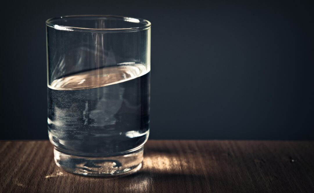 Tomar un vaso de agua antes de dormir previene diversas enfermedades. Foto: Pexels