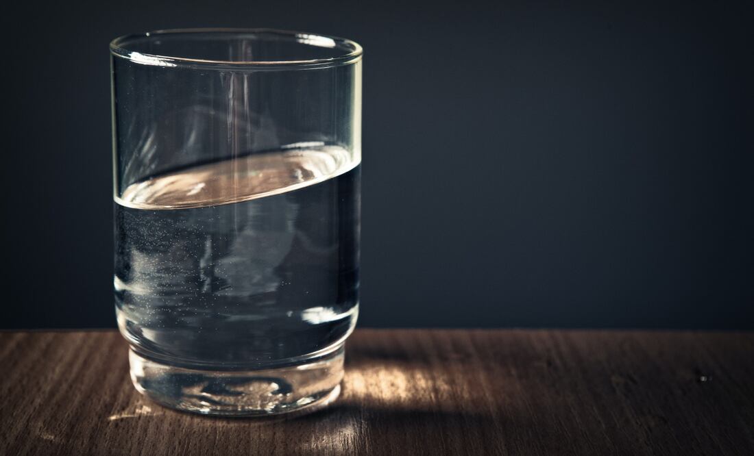 Tomar un vaso de agua antes de dormir previene diversas enfermedades. Foto: Pexels