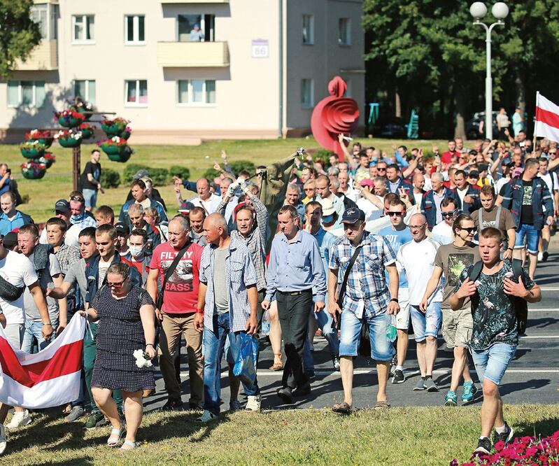 Empleados de una fábrica en Minsk se unen a otros en huelga, durante las protestas de ayer en Bielorrusia. TATYANA ZENKOVICH. EFE