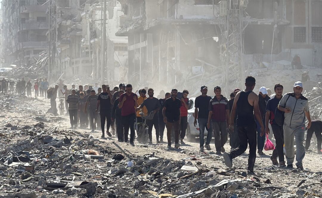 Miles de palestinos desplazados al sur de la Franja regresan este viernes a la asediada Ciudad de Gaza con la esperanza de encontrar en pie sus casas con motivo de la entrada en vigor del alto el fuego y la primera retirada de las tropas. Foto: EFE/Ahmad Awad