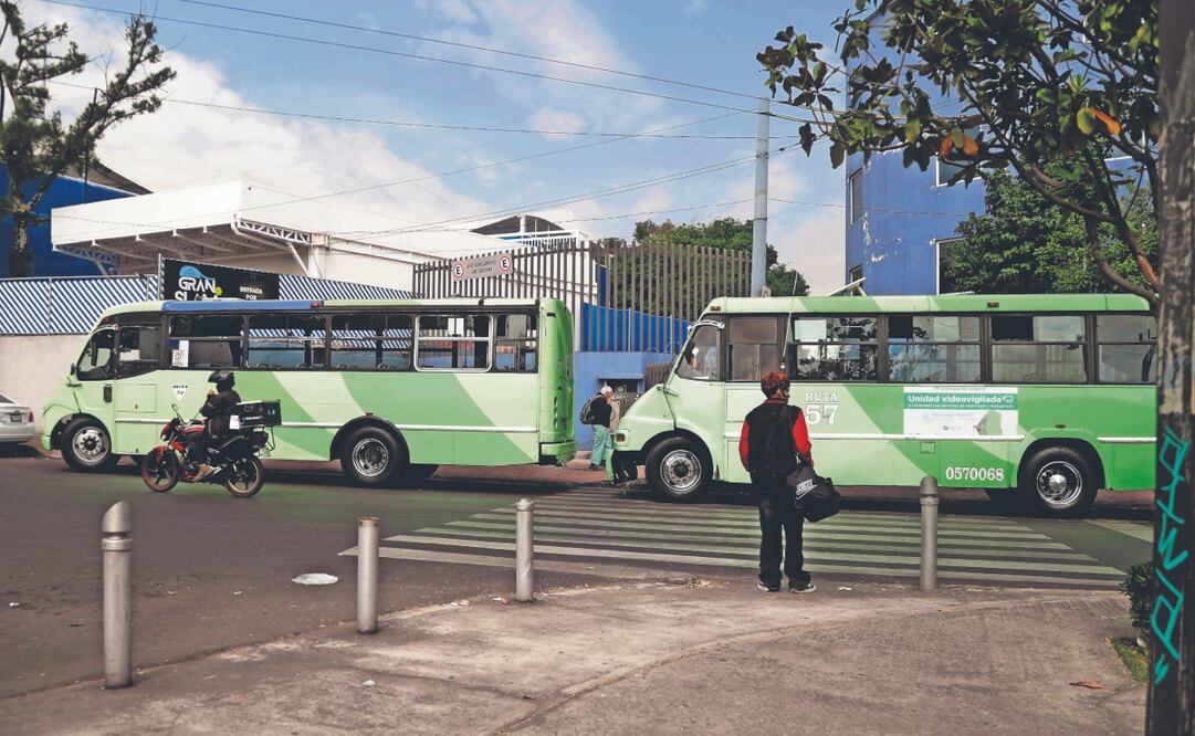 Colonos de Nonoalco y Mixcoac han expresado su molestia por el ruido y la reducción de la vialidad por la circulación de los camiones de la Ruta 57. ARCHIVO EL UNIVERSAL