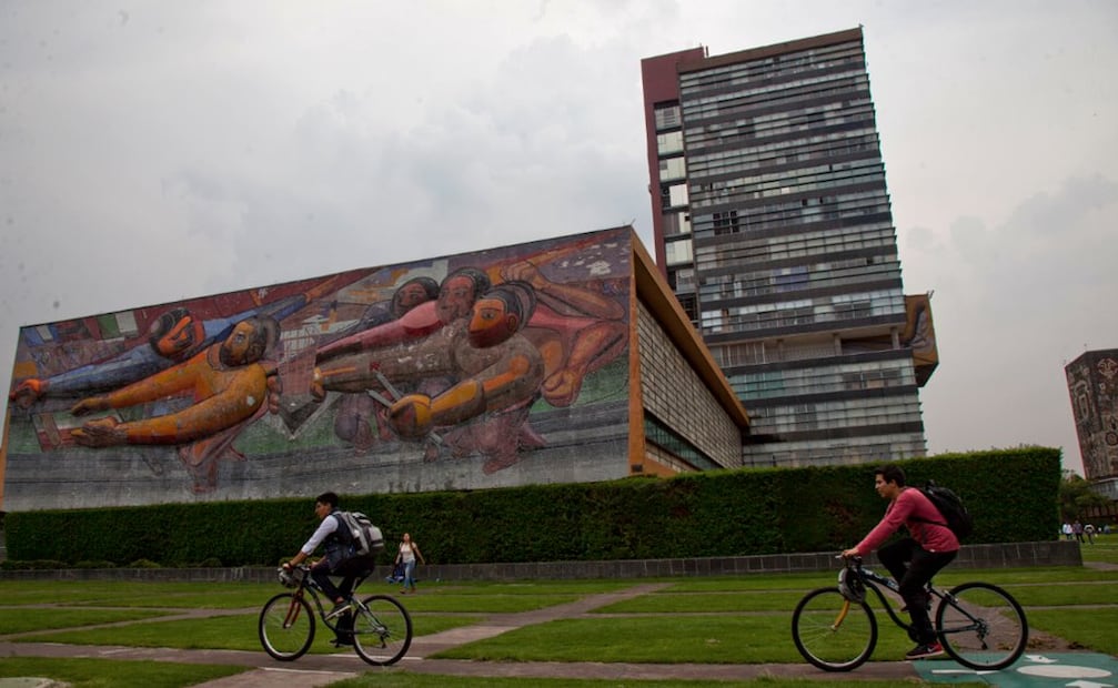 “El pueblo a la Universidad”, mural de David Alfaro Siqueiros en la torre de Rectoría de la UNAM, cumple 60 años y presenta muestras de deterioro generalizado. FOTO: EL UNIVERSAL