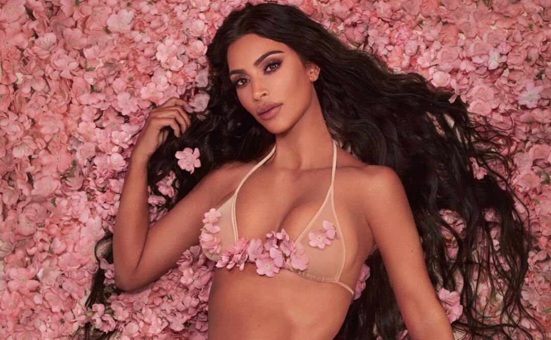 Kim Kardashian posa al estilo de Belleza Americana para su nueva línea de cométicos. Foto: Instagram kkwbeauty