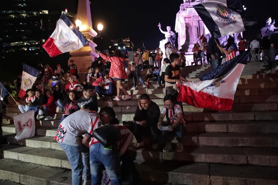 Aspectos de aficionados de Chivas que esperaban el festejo en el Ángel de la Independencia, Foto: Fernanda Rojas