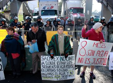 Cierran laterales de calz. Zaragoza para pedir agua
