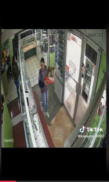 Mujer olvida "discapacidad" al pedir apoyo en local y la descubren