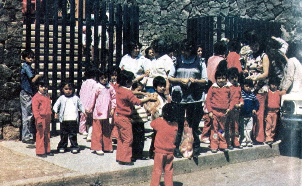 Niños de primaria pública con los clásicos colores que hacían juego con el logo del antiguo Departamento del Distrito Federal en los años setenta. Col. Carlos Villasana.