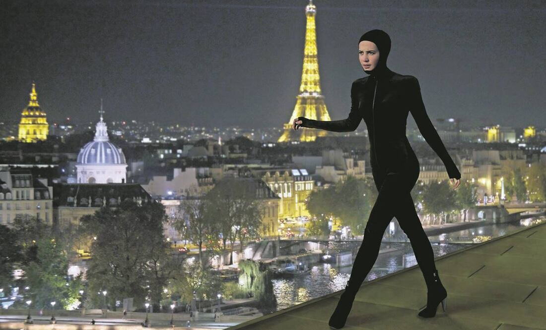La serie trata de Mira y lo que le ocurre mientras filma en París. Foto: Carole Bethuel/EL UNIVERSAL
