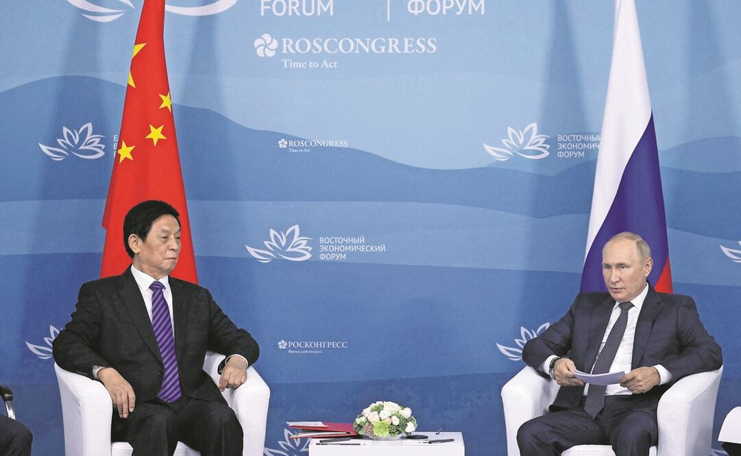 El presidente del Comité Permanente de la Asamblea Nacional Popular, Li Zhanshu, con el mandatario ruso, Vladimir Putin, en Vladivostok.