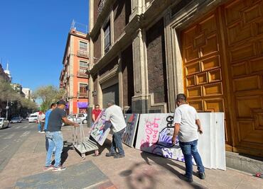 Comercios del centro retiran vallas metálicas tras marcha del 8M; Palacio Nacional y Catedral siguen amurallados