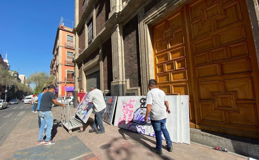 Personal de algunos comercios retira las vallas que colocaron para protección. Foto: Alberto Acosta