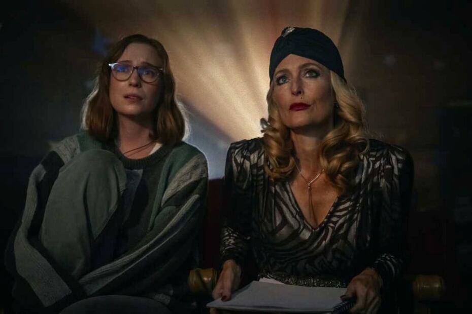 Gillian Anderson y Hannah Einbinder protagonizan esta cinta que reinterpreta un clásico de horror slasher ochentero. ESPECIAL