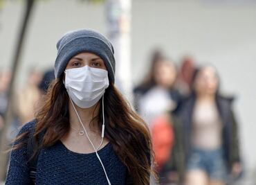 Es un error calificar a ómicron como una variante "leve", advierte la OMS