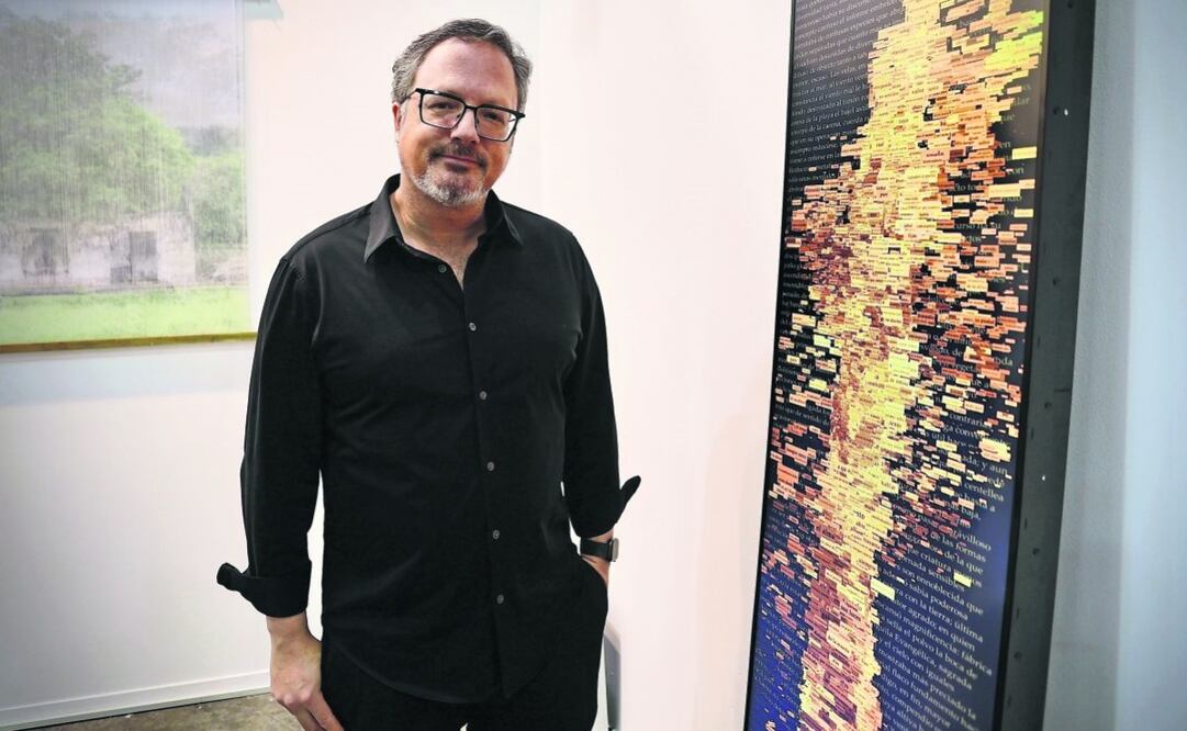 Rafael Lozano- Hemmer junto a Primero sueño , animación algorítmica que forma llamaradas de palabras que van relevando el poema que Sor Juana escribió en 1692. Foto: Berenice Fregoso | El Universal