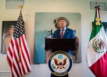 “No nos vamos a distraer con pedacito aquí o allá”, dice Ken Salazar por nuevo tramo de muro fronterizo